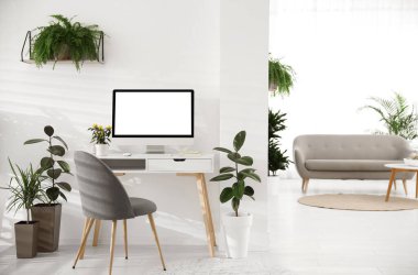 Modern bilgisayarı ve masası olan ev işyeri. Tasarım için model