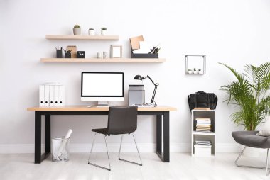Modern bilgisayarı ve masası olan ev işyeri. Tasarım için model