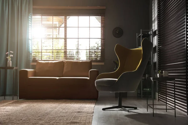 Şık bir oturma odası. Zarif deri kanepe ve koltuk.