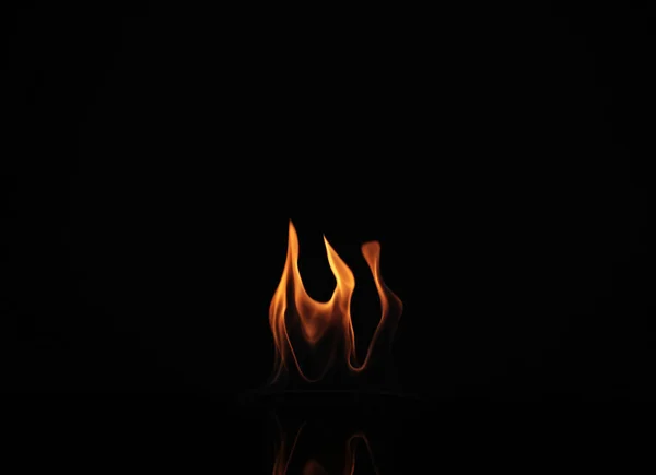 Красивый Яркий Огонь Пламени Черном Фоне — стоковое фото