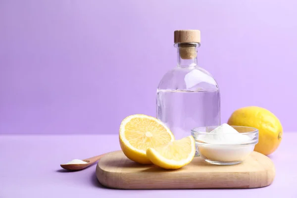 Baking Soda Lemon Dan Cuka Pada Latar Belakang Ungu Ruang — Stok Foto