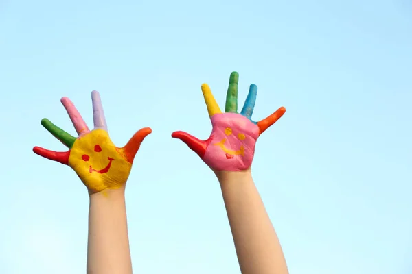 Kind Mit Lächelndem Gesicht Auf Handflächen Vor Blauem Himmel Nahaufnahme — Stockfoto