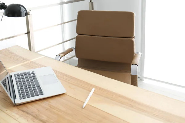 사무실 의자와 탁자가 — 스톡 사진