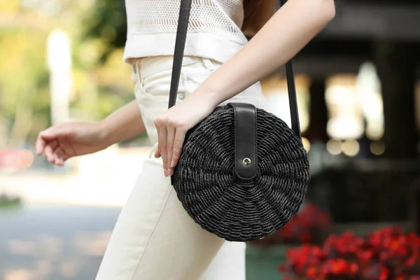 Mujer Joven Con Elegante Bolso Aire Libre Día Verano Primer — Foto de Stock