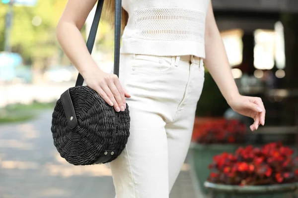 Mujer Joven Con Elegante Bolso Aire Libre Día Verano Primer — Foto de Stock