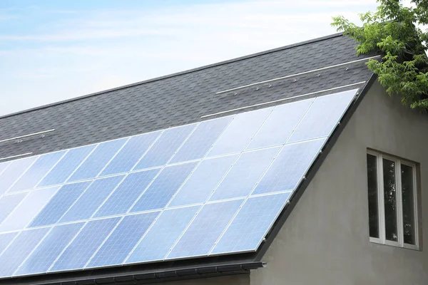 Çatıda Güneş Panelleri Olan Bir Alternatif Enerji Kaynağı — Stok fotoğraf