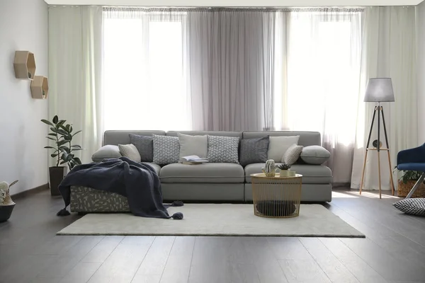 Elegant Stue Med Behagelig Sofa Nær Vinduer Innvendig Utforming – stockfoto