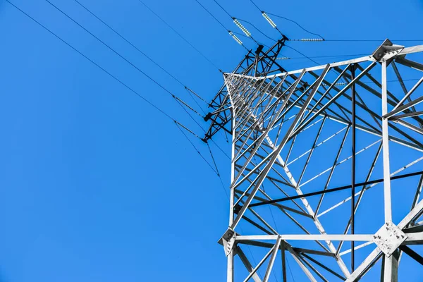 Torre Alta Tensão Moderna Contra Céu Azul Visão Baixo Ângulo — Fotografia de Stock