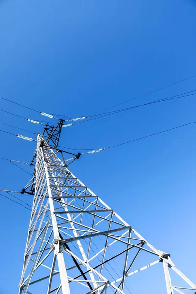 Torre Alto Voltaje Moderna Contra Cielo Azul Vista Ángulo Bajo —  Fotos de Stock