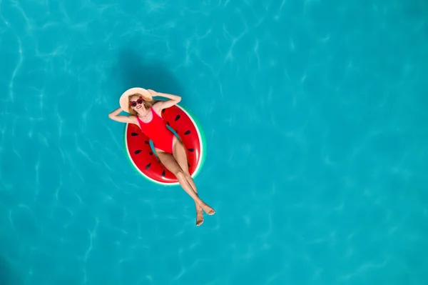 Junge Glückliche Frau Mit Aufblasbarem Ring Schwimmbad Von Oben Gesehen — Stockfoto