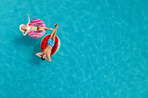 Glückliches Paar Mit Aufblasbaren Ringen Schwimmbad Draufsicht Und Platz Für — Stockfoto