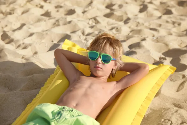 Roztomilé Malé Dítě Nafukovací Matrace Ležící Písečné Pláži Slunečný Den — Stock fotografie