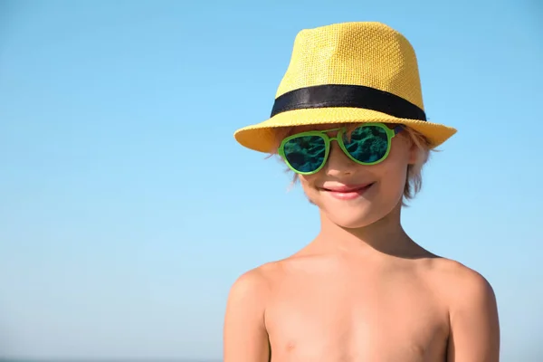 Симпатичный Маленький Ребенок Пляжной Шляпе Солнечный День Место Текста — стоковое фото
