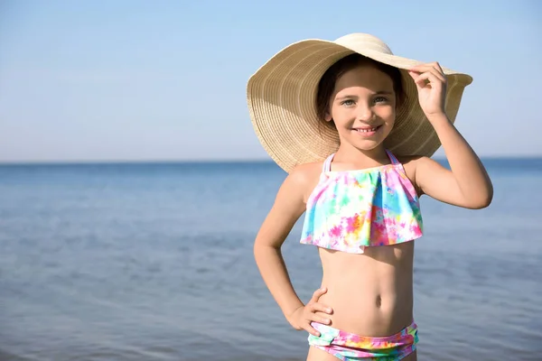 晴れた日にわら帽子をかぶったかわいい子供 ビーチホリデー — ストック写真