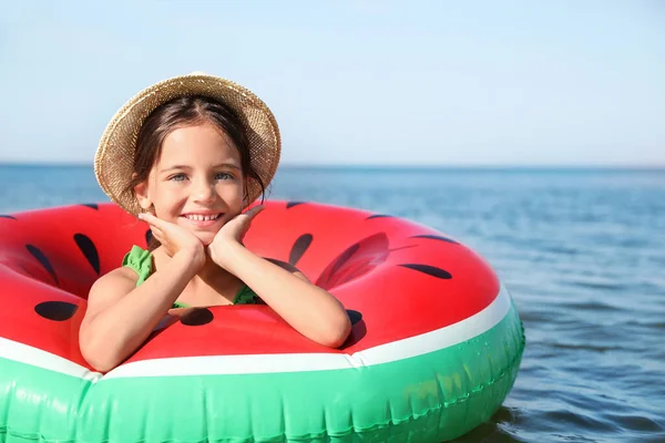 Petit Enfant Mignon Avec Anneau Gonflable Mer Jour Ensoleillé Vacances — Photo