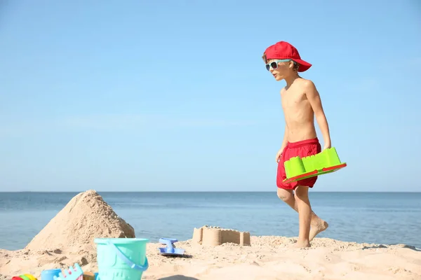 Мила Маленька Дитина Грає Пластиковими Іграшками Піщаному Пляжі Сонячний День — стокове фото
