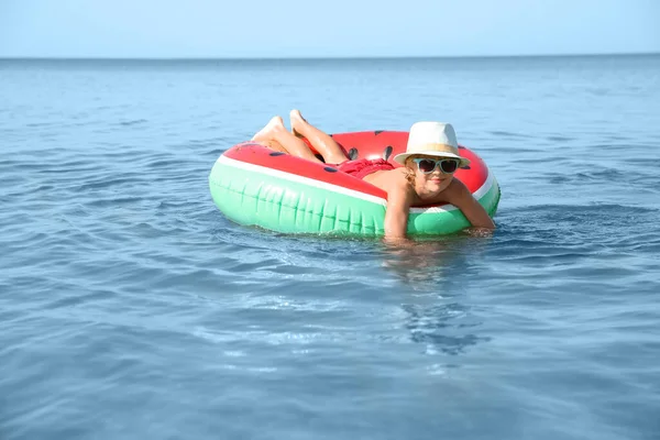 Søtt Lite Barn Med Oppblåsbar Ring Havet Solskinnsdag Strandferie – stockfoto