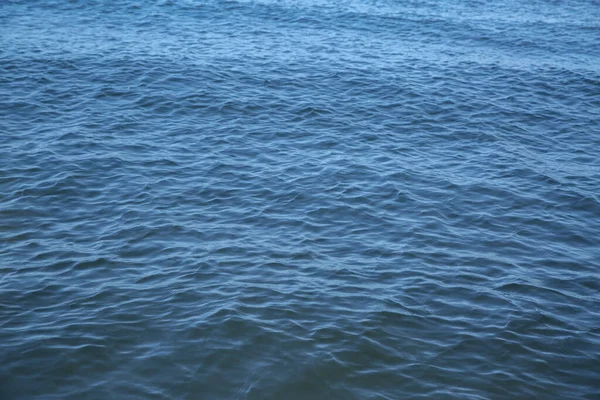 Piękna Woda Morska Falami Jako Tłem — Zdjęcie stockowe
