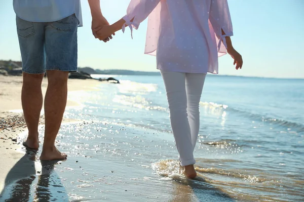 Unga Par Promenader Stranden Nära Havet Närbild Bröllopsresa — Stockfoto