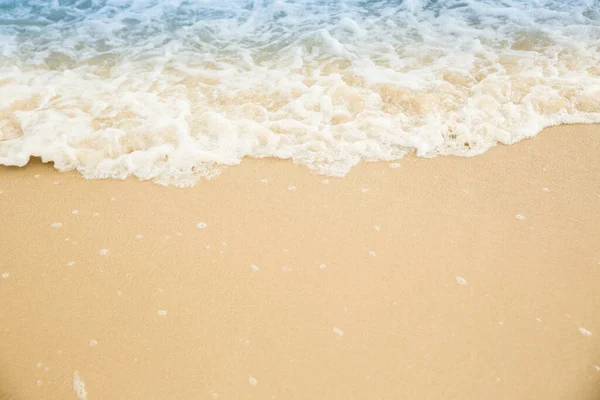美しい砂浜に圧延海の波 夏休み — ストック写真