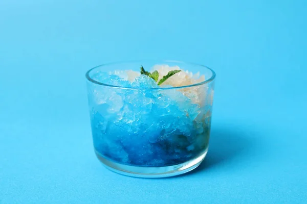 Hielo Afeitar Tazón Postre Vidrio Sobre Fondo Azul Claro Primer —  Fotos de Stock