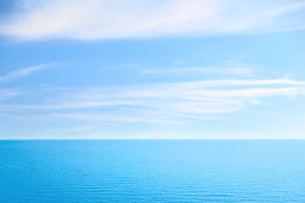 Hermoso Mar Ondulado Bajo Cielo Azul Con Nubes — Foto de Stock