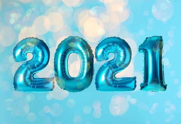 2021 Celebração Ano Novo Balões Brilhantes Luzes Embaçadas Fundo Azul — Fotografia de Stock