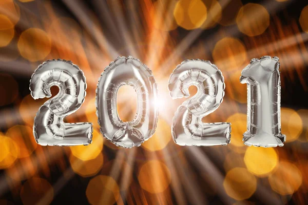 2021 Πρωτοχρονιά Φωτεινά Ασημένια Μπαλόνια Και Θολή Φώτα Στο Παρασκήνιο — Φωτογραφία Αρχείου