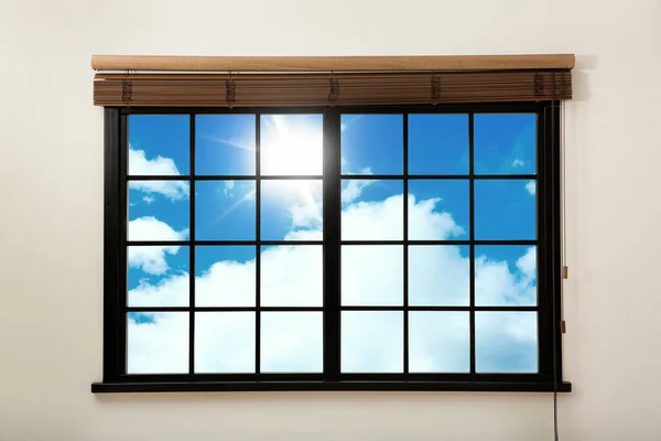 Piękny Widok Błękitne Niebo Chmurami Przez Okno — Zdjęcie stockowe