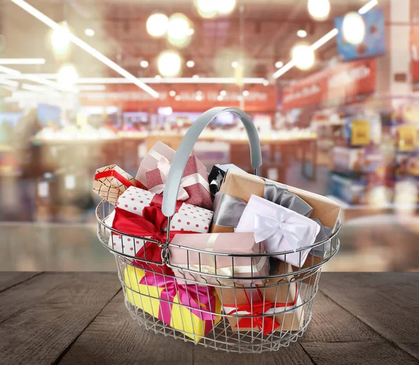 Концепция Дня Бокса Корзина Подарками Супермаркете — стоковое фото
