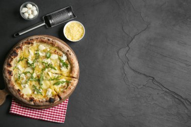 Siyah masada servis edilen leziz peynirli pizza. Metin için boşluk