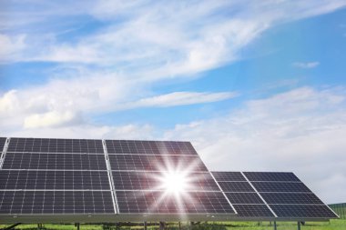 Güneş panelleri dışarı yerleştirildi. Alternatif enerji kaynağı