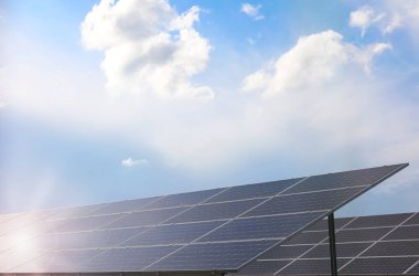 Güneş panelleri dışarı yerleştirildi. Alternatif enerji kaynağı