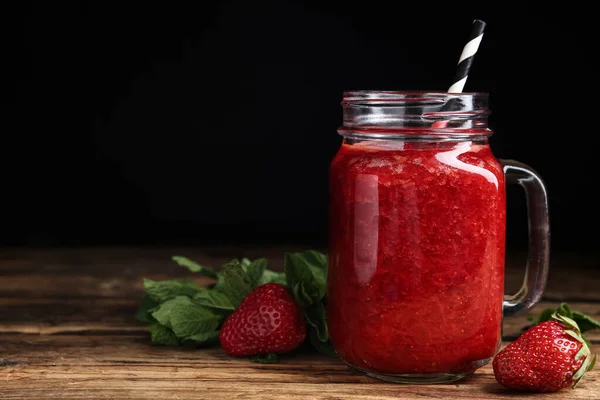 Smoothie Morango Saboroso Hortelã Mesa Madeira — Fotografia de Stock