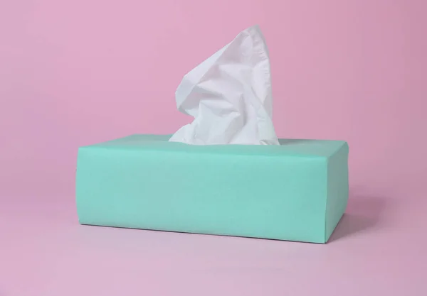 Schachtel Mit Papiertaschentüchern Auf Rosa Hintergrund — Stockfoto