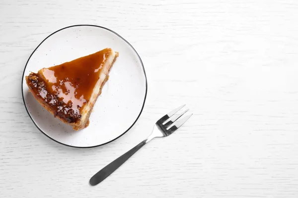 Piece Delicious Cake Caramel White Wooden Table Flat Lay Space — Stock Photo, Image