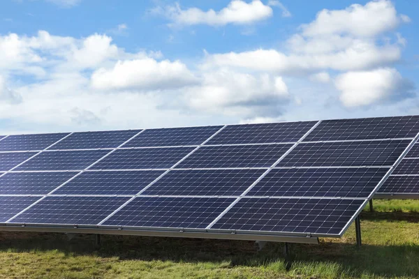 Zonnepanelen Buiten Geïnstalleerd Alternatieve Energiebron — Stockfoto