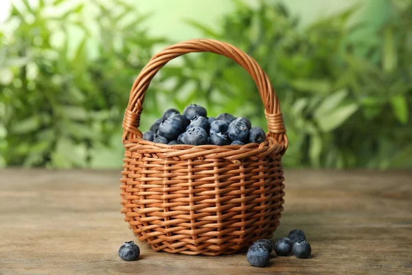 Tasty Ripe Blueberries Wicker Basket Wooden Table — Stock Photo, Image