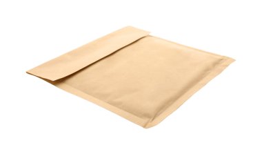 Kraft kağıt zarfı beyaza izole edilmiş. Posta servisi