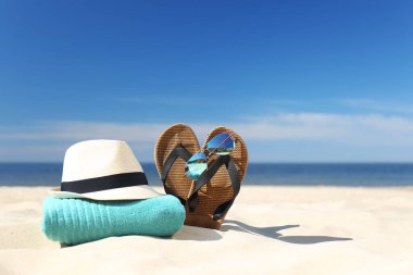 Deniz kıyısındaki kumsalda yaz tatili için şık aksesuarlar. Metin için boşluk