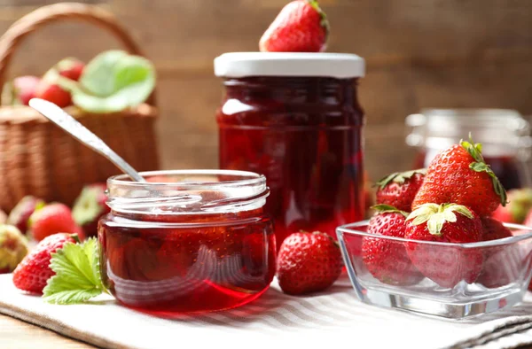 Heerlijke Gepekelde Aardbeienjam Verse Bessen Houten Tafel — Stockfoto