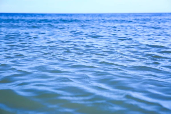 美しい海の水と青空の絵のような景色 — ストック写真