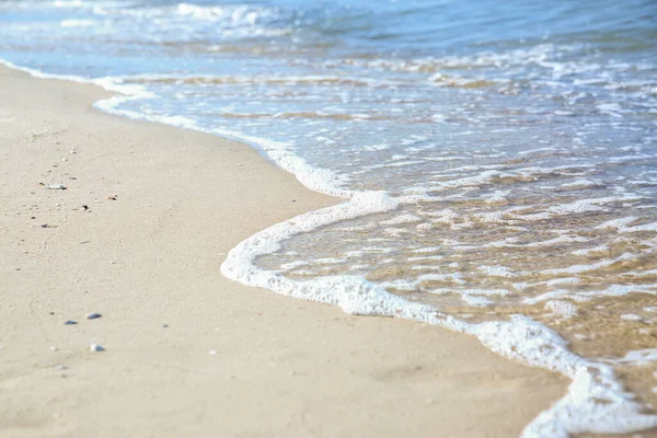 Piękne Fale Morskie Piaszczystej Plaży Zbliżenie — Zdjęcie stockowe