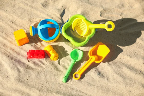 Kumsalda Farklı Çocuk Plastik Oyuncakları Düz Yatış — Stok fotoğraf