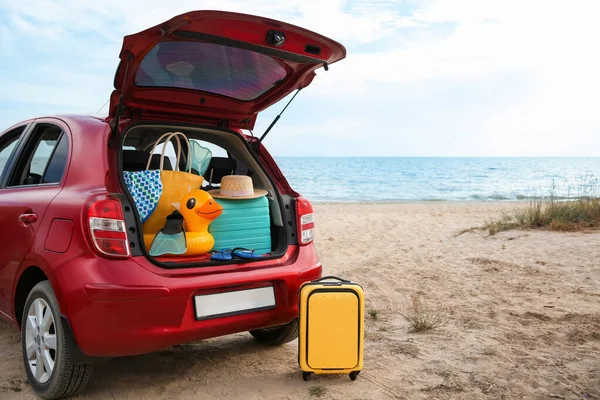 Bagages Voiture Rouge Sur Plage Espace Pour Texte Voyage Vacances — Photo