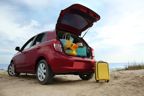 Voiture Rouge Avec Bagages Sur Plage Voyage Vacances Été — Photo