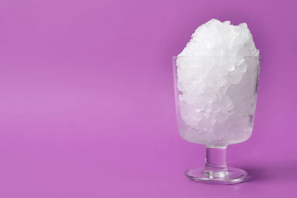 将冰块放在紫色背景的玻璃杯甜点碗中 文字空间 — 图库照片