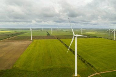 Bulutlu bir günde rüzgâr türbinlerinin hava görüntüsü