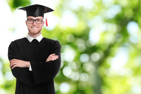 Selamat Mahasiswa Mengenakan Topi Kelulusan Pada Latar Belakang Kabur Ruang — Stok Foto