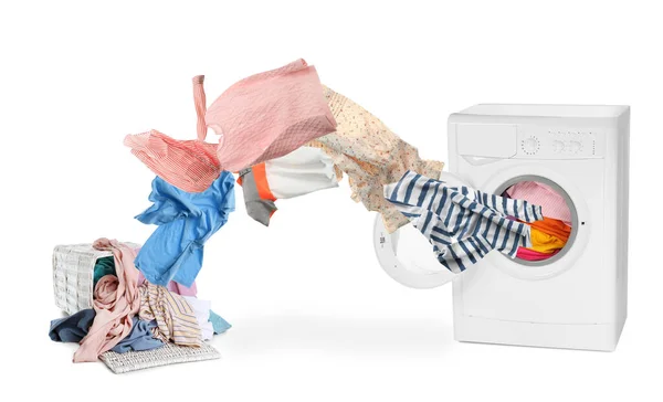 Machine Laver Vêtements Volants Sur Fond Blanc — Photo